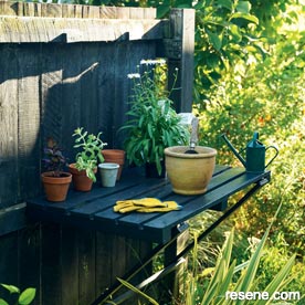 Make a foldaway potting bench 