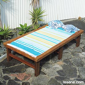 Build a daybed from recyled timber