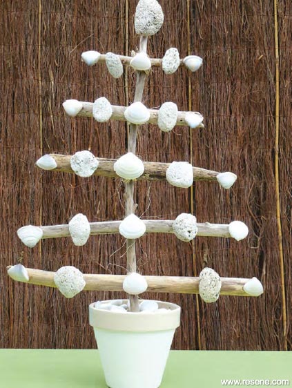 How to make a beach-style christmas tree table decoration