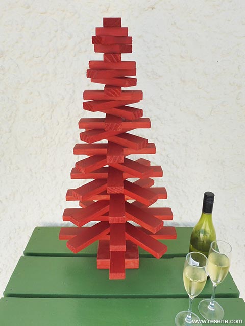Make a wooden Christmas tree decoration
