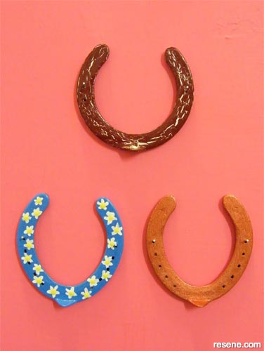 How to decorate horse shoes