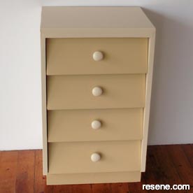 Contemporary style to drawers