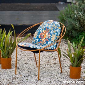 Make a retro round wire chair