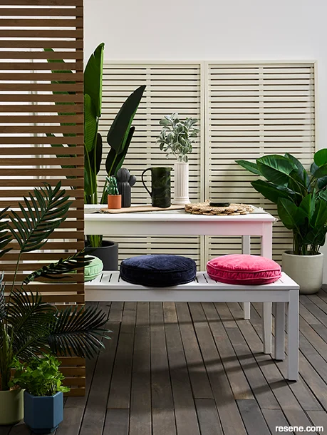 An outdoor dining space inspired by tropicalism