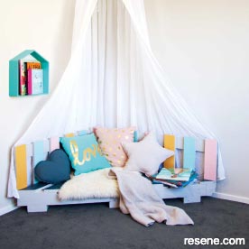 Make this reading nook from an old pallet