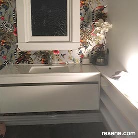 Wallpaper in the bathroom