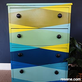Geometric pattern for a set of drawers