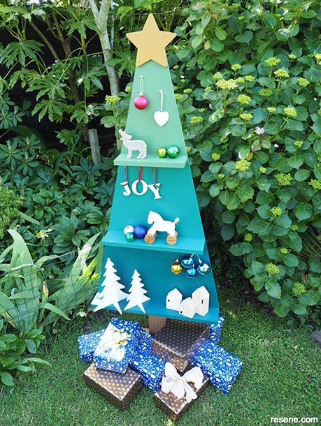How to make an outdoor Christmas tree