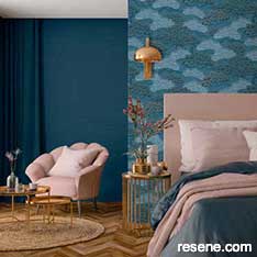 Choosing the right wallpaper design - bold or plain