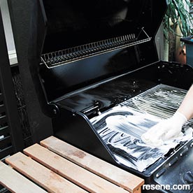 Cleaning the barbecue