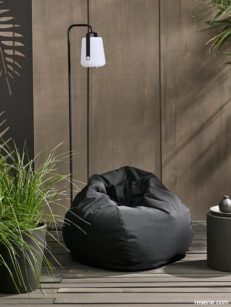 Organic elegance - intimate outdoor deck