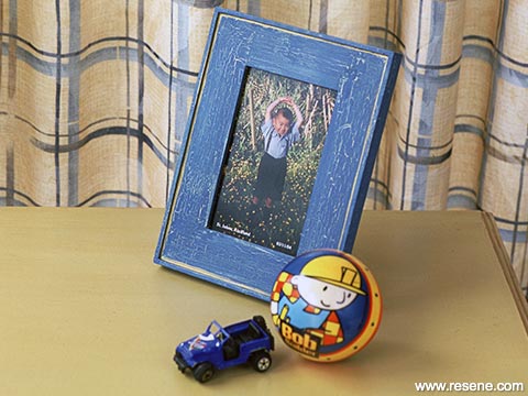 Make a crackle effect on your favourite picture frame