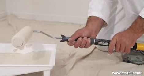 Attaching the extension handle to the roller