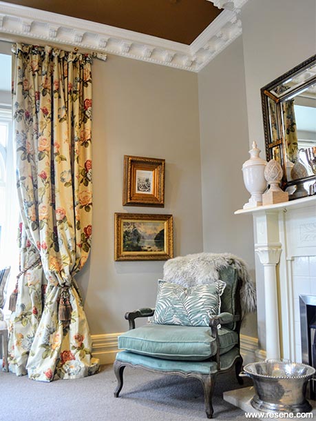 Glamorous villa lounge