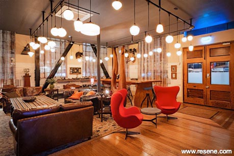 Poshtel Hotel - communal lounge