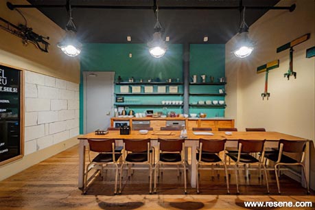 Poshtel Hotel - communal dining area