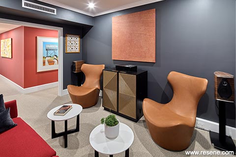 Galleria Sanctum - Grey and white in the lounge, red in the hall