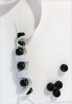 Bend the wire and thread the beads